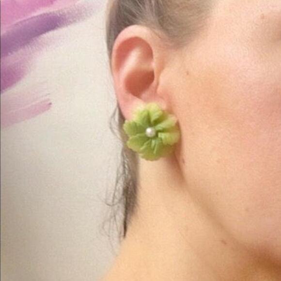 Vintage Green Flower with pearl statement earrings - Picture 4 of 9